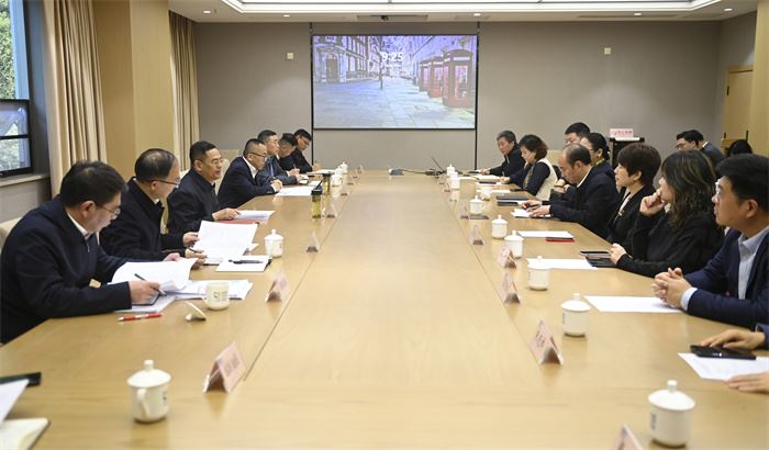 黎勇与市政府驻上海办事处党组书记、主任钟建波一行座谈交流