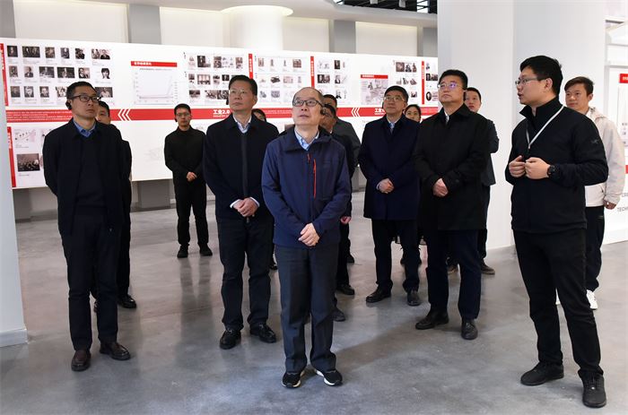 重庆市政协副主席、民盟市委会主委杜惠平一行来涪陵宣讲全国两会精神并调研校地合作工作