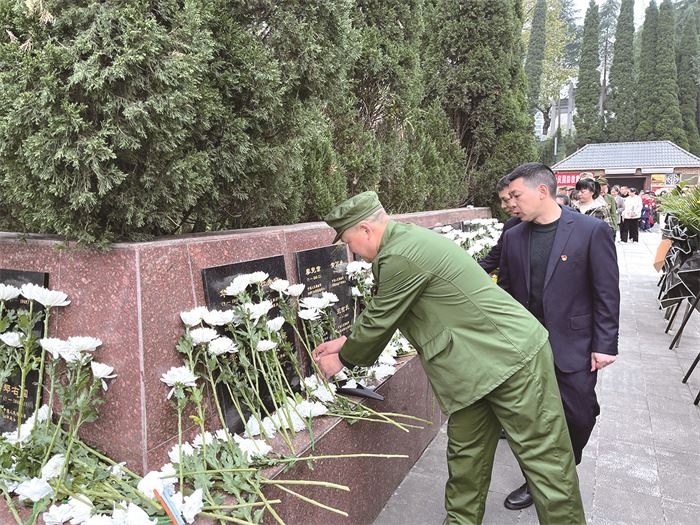 传承红色基因 凝聚奋进力量——涪陵区“赓续·2025·清明祭英烈”暨全民国防教育活动举行