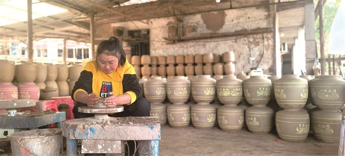 烈火淬陶魂——一位退伍女兵的非遗传承之路