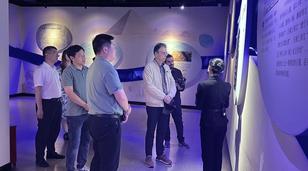 希腊驻华大使卡尔佩里斯参观白鹤梁水下博物馆 感受长江文化魅力