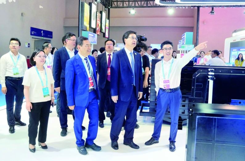 陈金彪、毛瑞福与黎勇一同到西洽会涪陵馆巡展