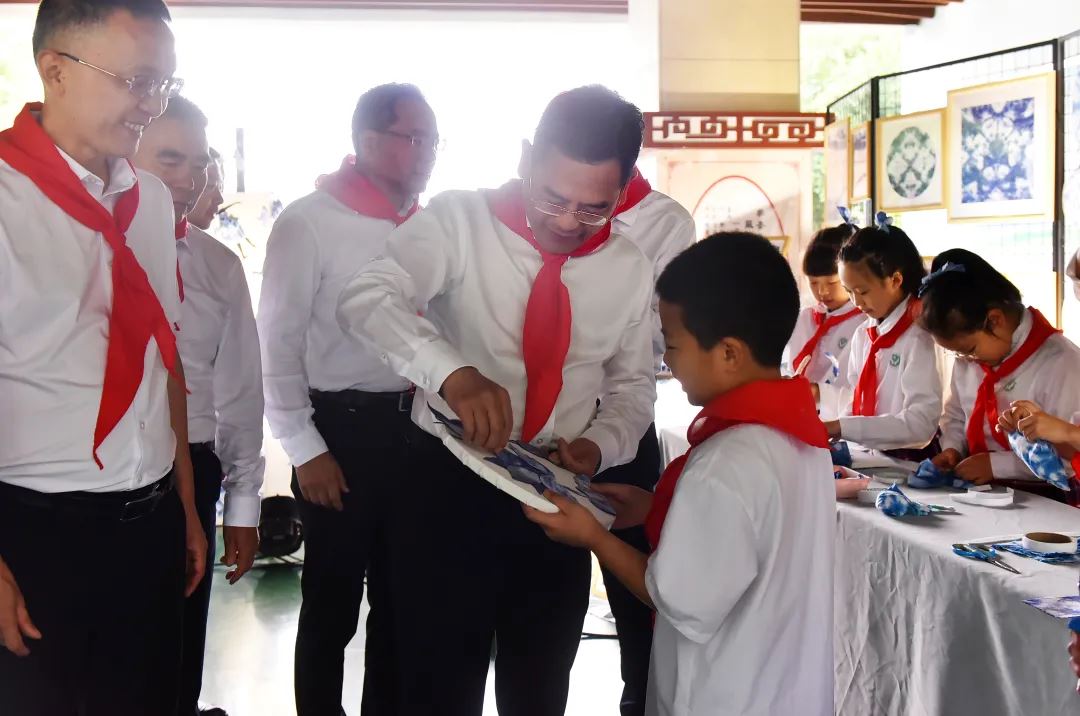 黎勇董奕锋李景耀杜海波看望慰问少年儿童  祝全区广大少年儿童节日快乐