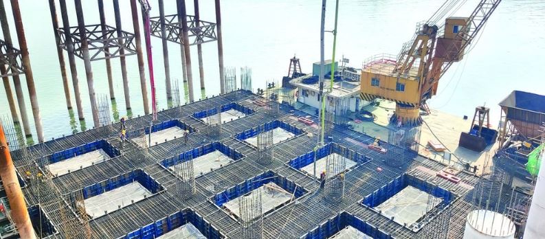 清溪作业区T梁架设与3号结构段下横纵撑浇筑同步完成