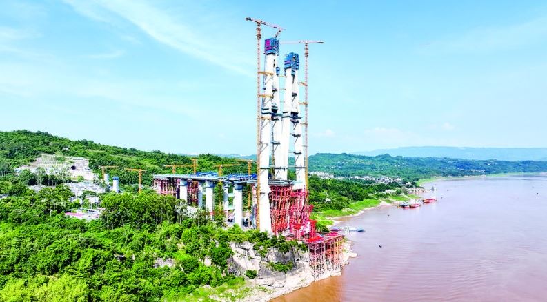 渝万高铁石沱长江大桥5号主塔顺利封顶