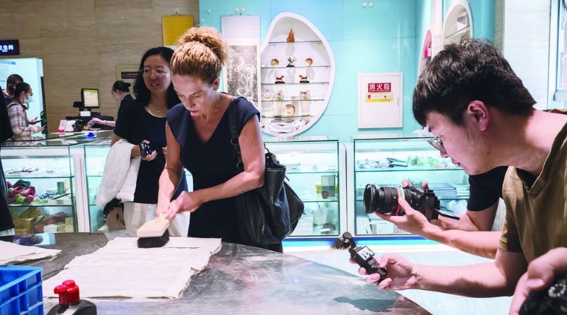 体验题刻拓印 盛赞榨菜咖啡 “巴西记者中国行”走进涪陵