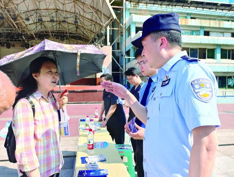 涪陵开展防范非法集资集中宣传 “护好钱袋子是关键”