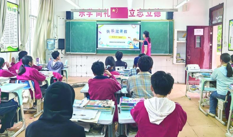 护航青少年成长 政协委员送呵护到校园