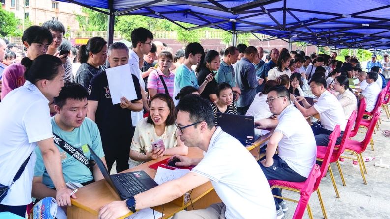 连续13年暖心守护！ 党员志愿者为高考志愿填报“划重点”