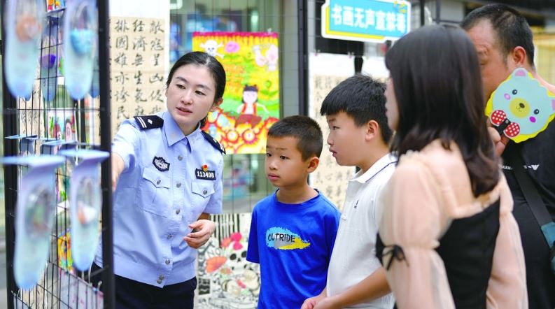 民警街头宣传揭开毒品伪装 萌娃沉浸式学习添防毒能量