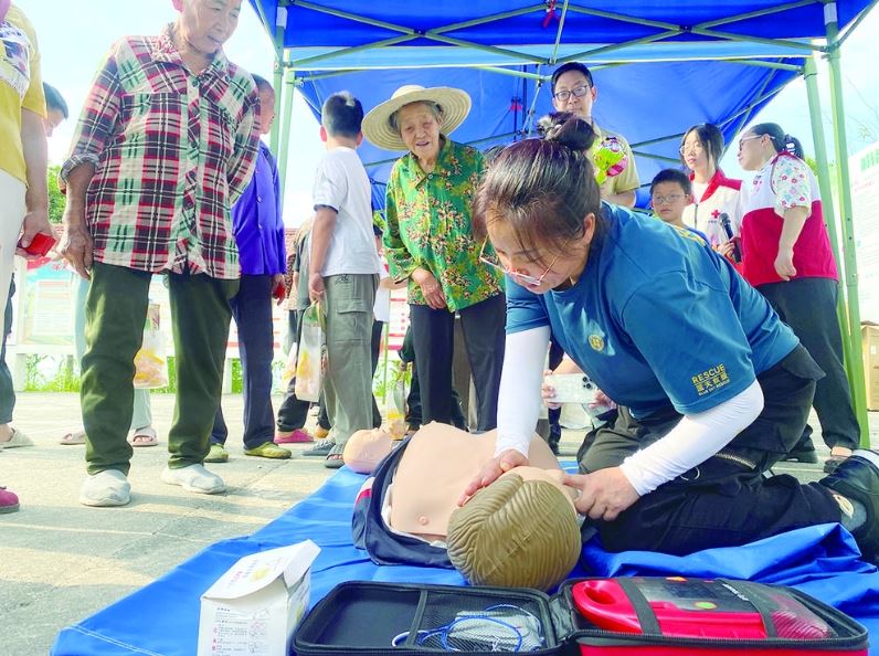 博爱守护行动进乡村 志愿者贴身关爱“一老一小”