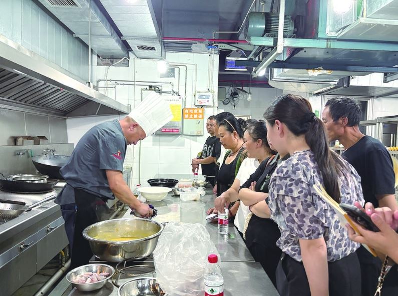 名厨名师手把手传授武陵山旅游度假区厨师技艺