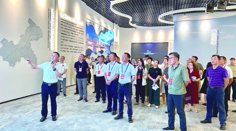 重庆市政协联络委组织党外委员来涪调研港口建设及政协工作创新情况