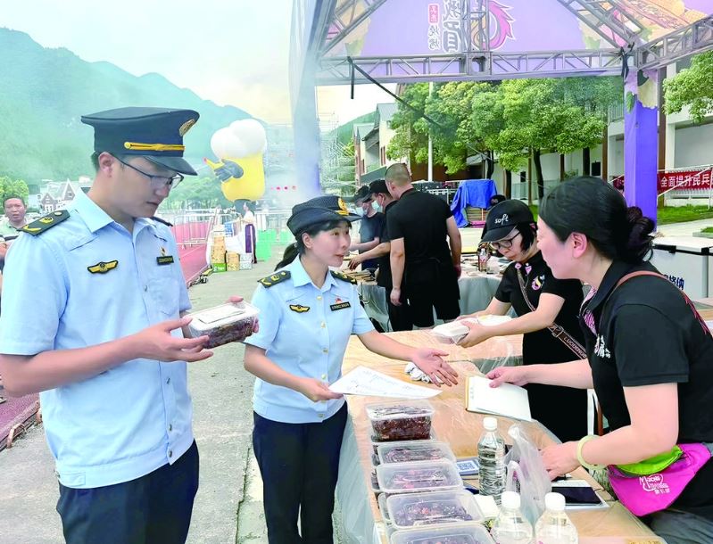 市场监管部门开展食品安全专项整治行动 护航武陵山度假区消夏季游客“舌尖上的安全”