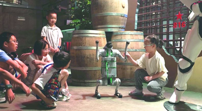 大裂谷漫步 商场购物 广场打太极……  六小龙503AI机器人现身涪陵