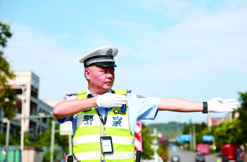 战酷暑护畅通  交巡警挥汗筑牢平安防线