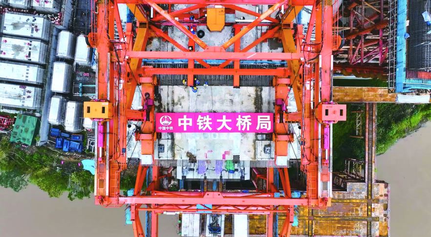 渝万高铁石沱长江大桥首节钢梁成功架设