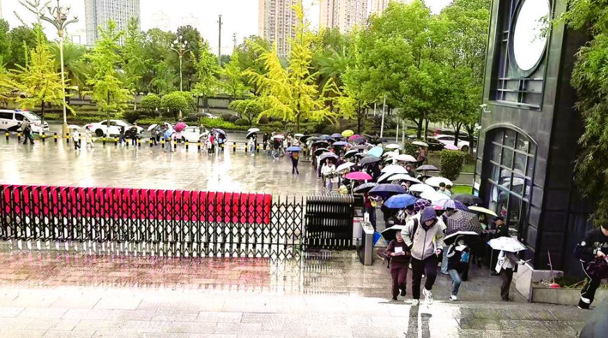 涪陵区事业单位公开招聘笔试举行 场外“暖心送岗”提供多元选择