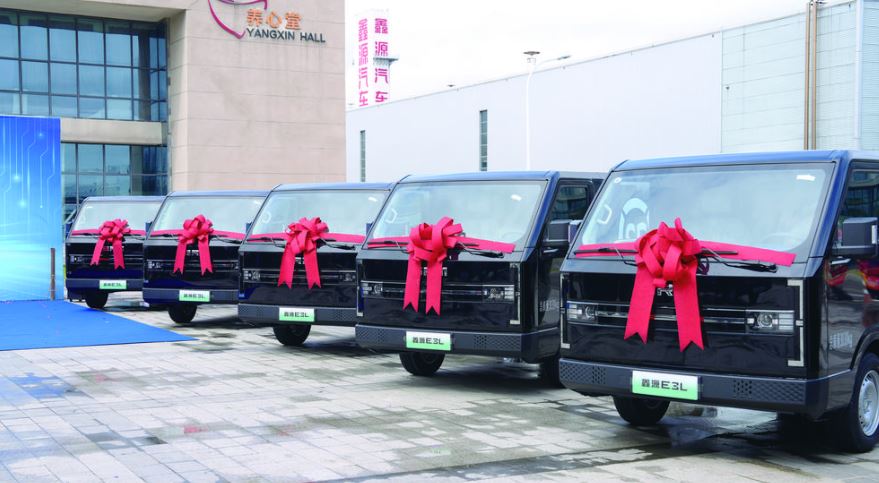 鑫源汽车批量交付顺丰“小丰车”定制整车