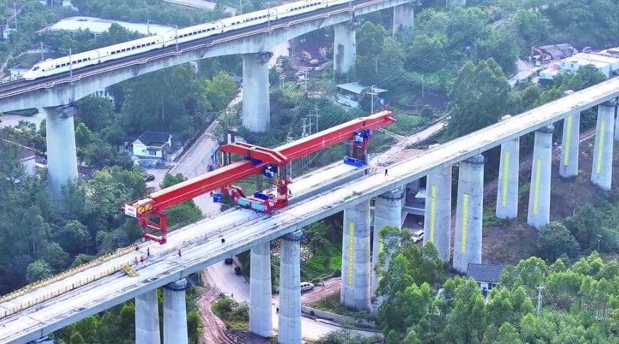 渝万高铁最高墩桥梁贯通