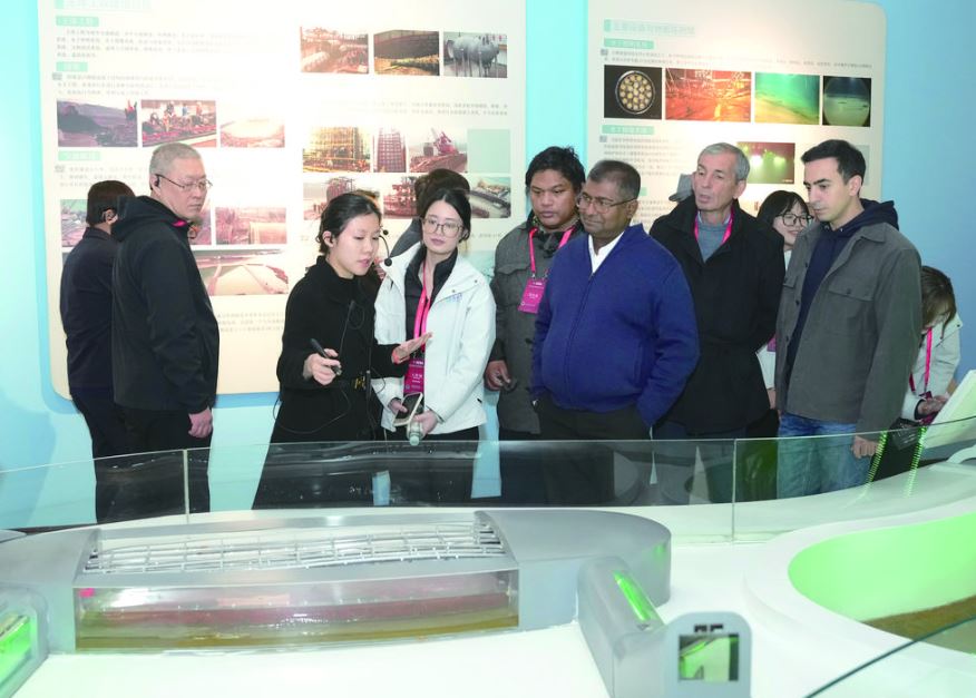 中外嘉宾访问白鹤梁 赞叹古今的中国智慧