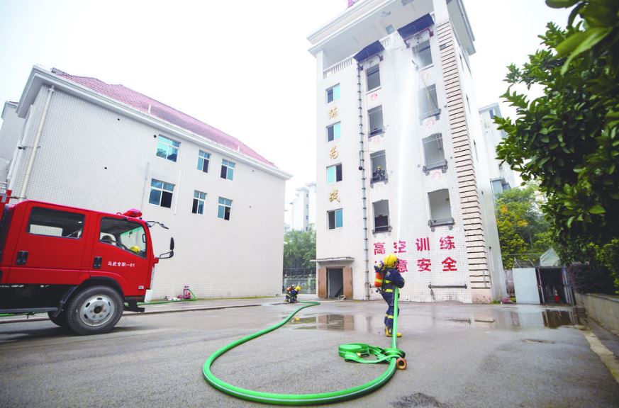 涪陵举行基层消防队伍比武竞赛