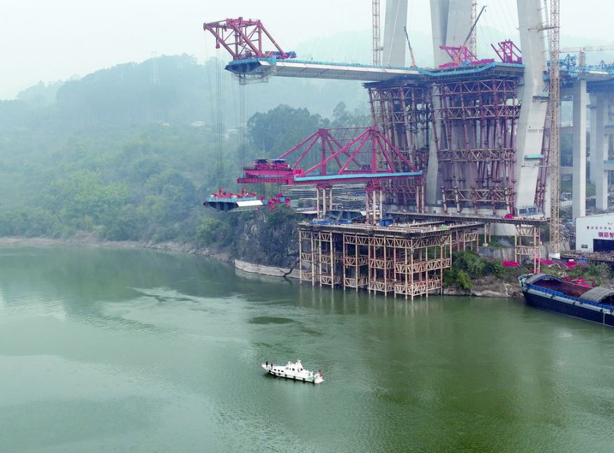 渝万高铁石沱长江大桥550吨钢梁精准架设