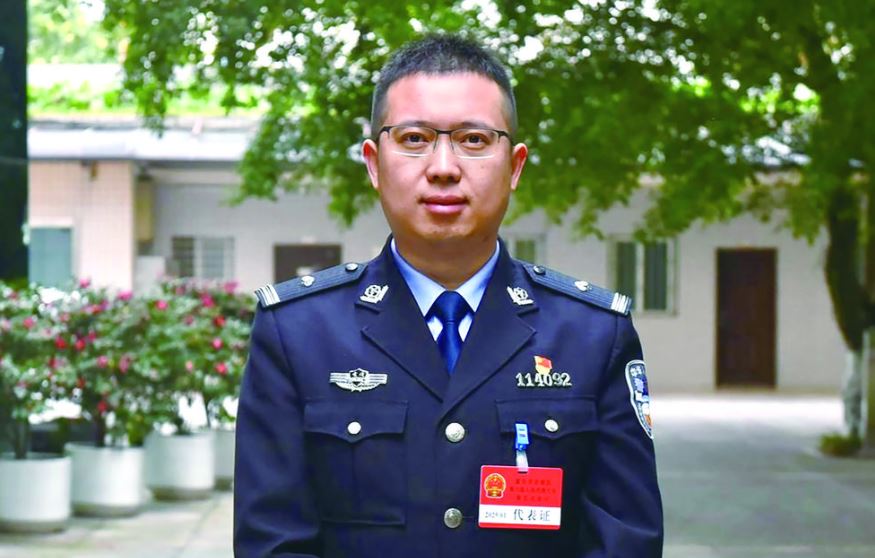 吴春：奋力答好“警察蓝”与“代表红”双重答卷