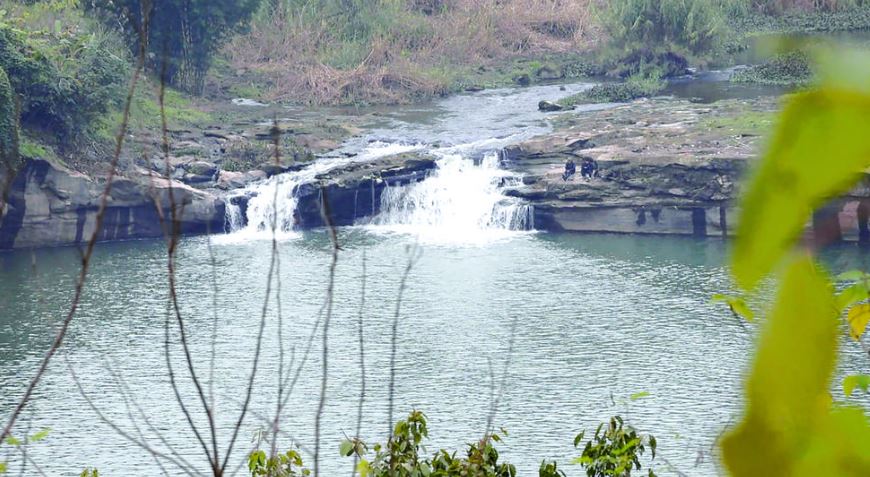 三峡蓄水碧波荡漾 垂钓寻乐莫忘安全底线