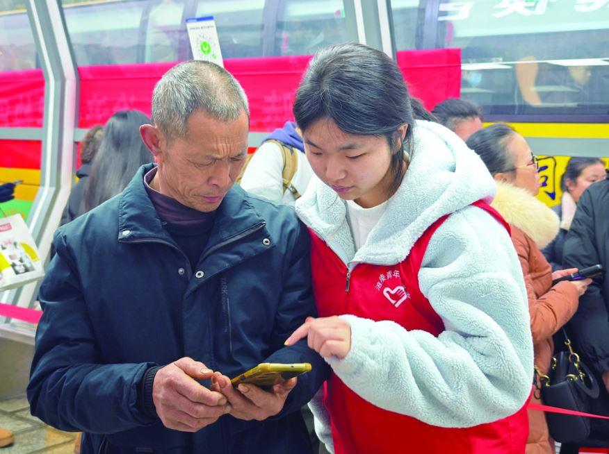 400名“站小青”上岗 温暖春运回家路