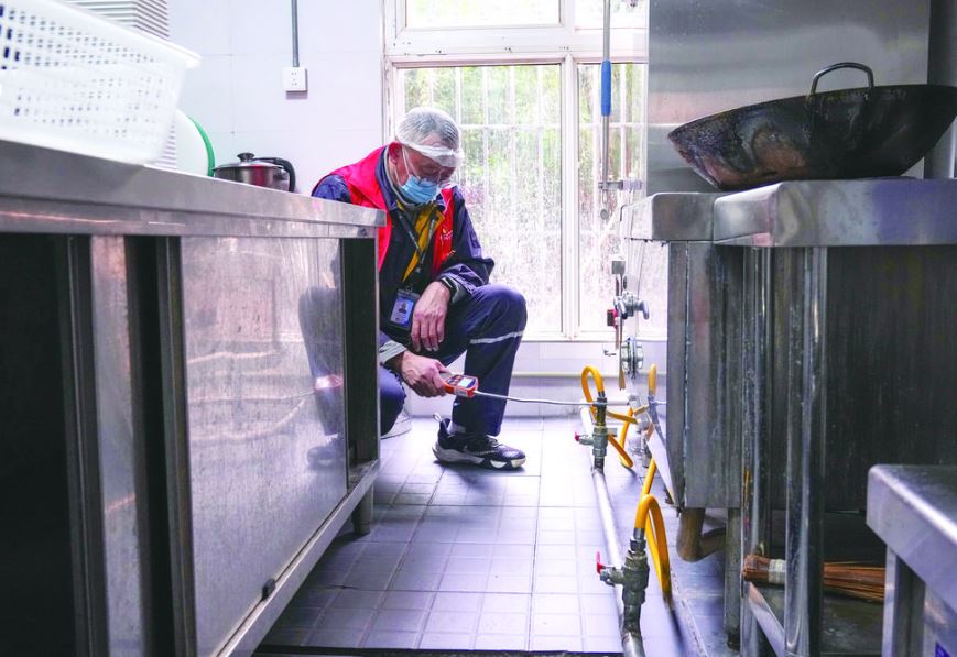 护航开学季！涪陵“水电气讯”联合服务队为校园“把脉问诊”